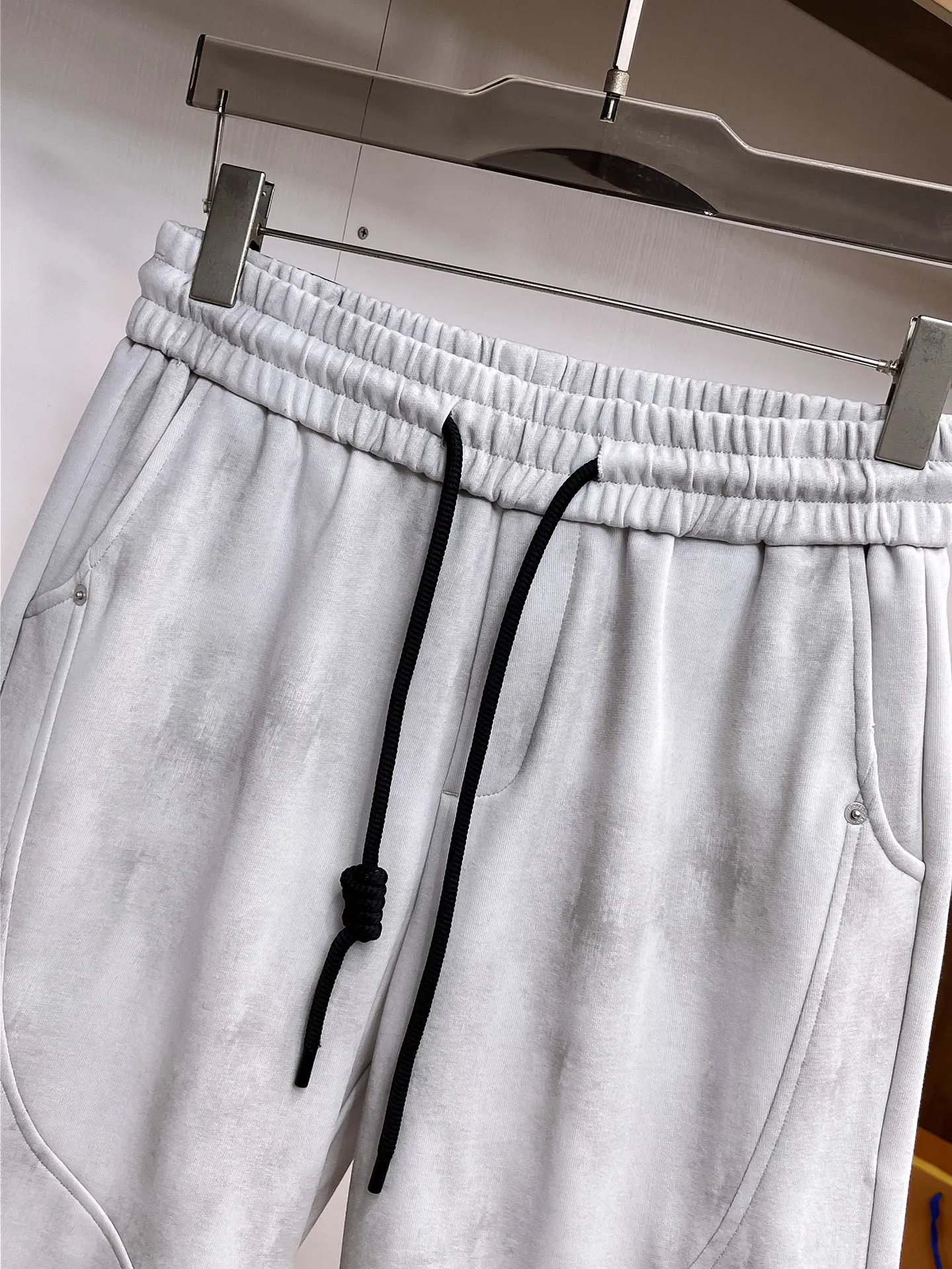 Balenciaga's three-standard complete 2026 summer New Arrival men's casual shorts, advanced custom-made Breathable fabric, Breathable fabric, extremely stretchy and comfortable, impeccable details, top-grade accessories, original logo design concept, delicate and soft feel! The upper body fit is awesome! Size: M-XXXL Please state your height and weight when ordering